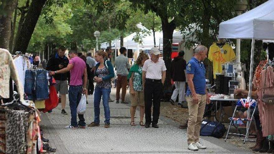 Musik Market Gernikako Arbola pasealekuan artea eta merkatua