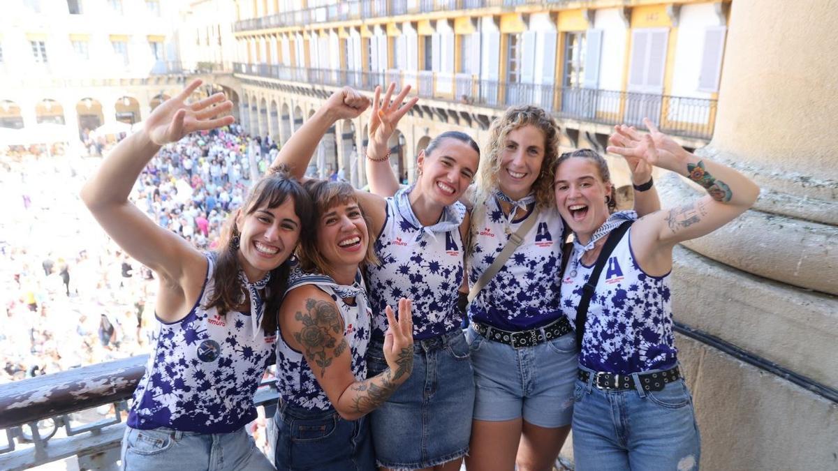De izquierda a derecha, Aiora Belartieta, Marcia Larrea, Lorea Etxabe, Ane Sánchez y Xubane Uribarrena, durante la celebración. De izquierda a derecha, Aiora Belartieta, Marcia Larrea, Lorea Etxabe, Ane Sánchez y Xubane Uribarrena, durante la celebración.