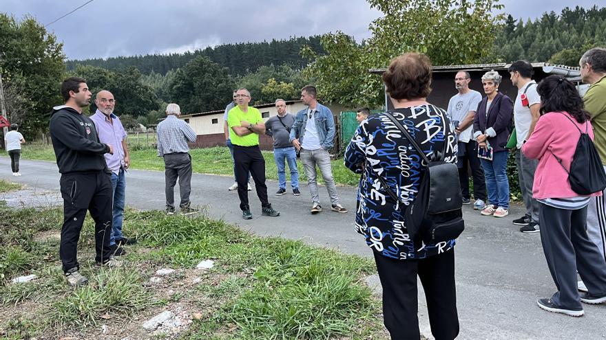 Casi 200 vecinos se suman a los paseos por barrios en Amurrio