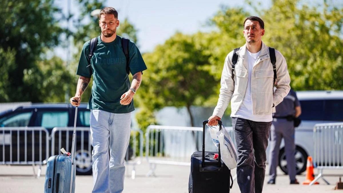 Remiro y Oyarzabal, incorporándose en Las Rozas a una convocatoria con la selección española.