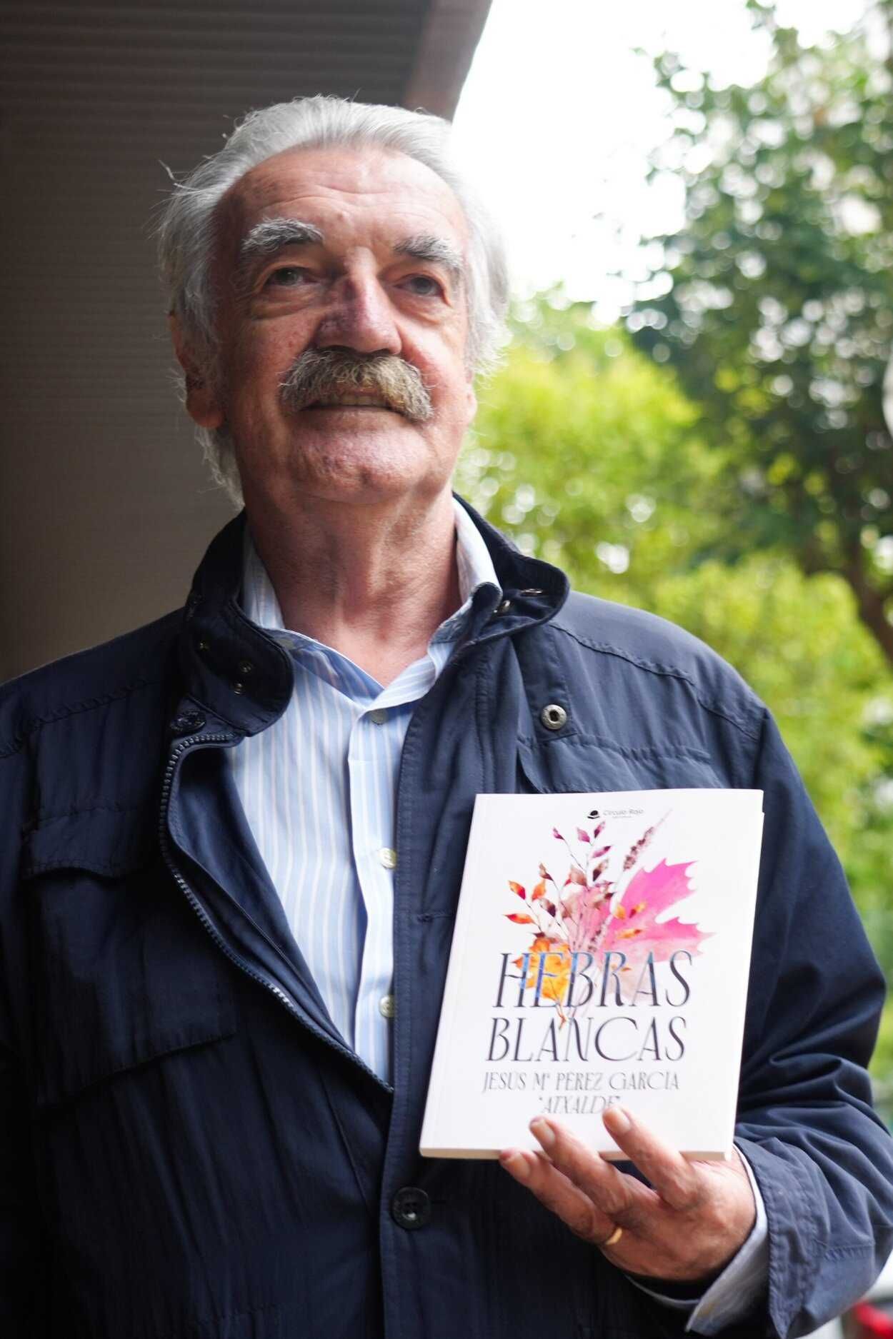 Atxalde con un ejemplar de su nuevo libro.