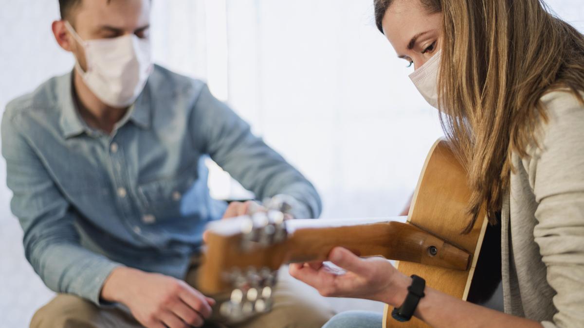La musicoterapia es el uso profesional de la música y sus elementos (ritmo, melodía) para lograr objetivos terapéuticos de salud física, mental y emocional,