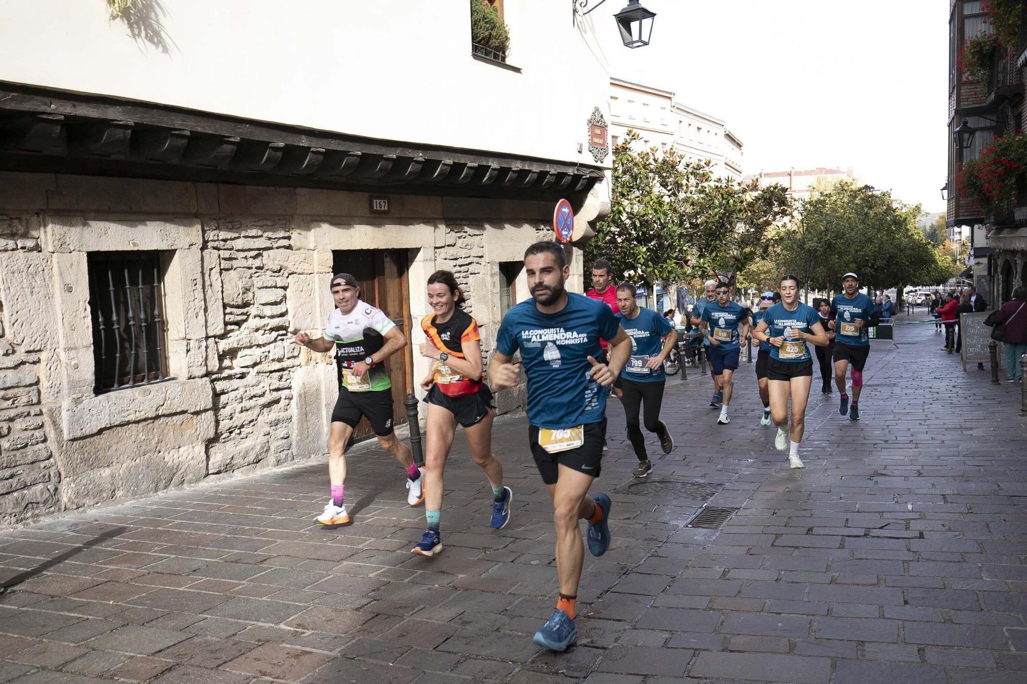 En imágenes: Miles de personas participan en La Conquista de la Almendra