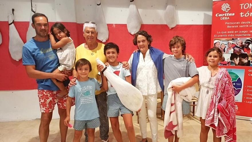 La solidaridad tiene forma de tómbola en el verano de Deba