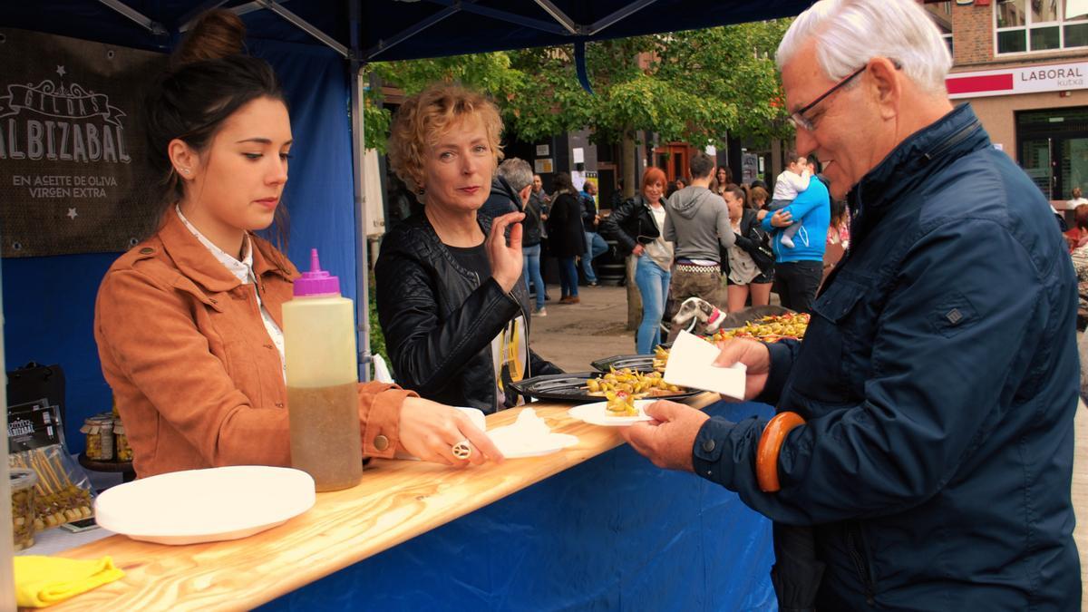Puesto de gildas en una feria de Amurrio