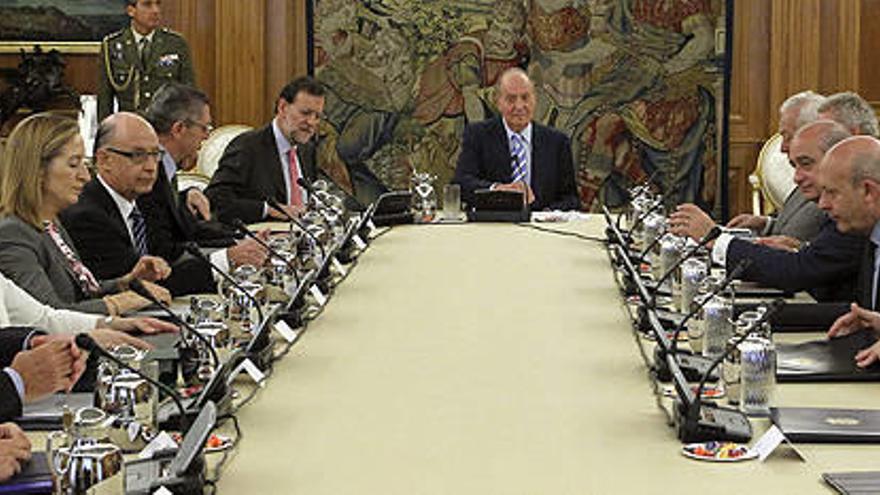 El rey Juan Carlos preside en el Palacio de la Zarzuela el Consejo de Ministros encabezado por el jefe del Ejecutivo, Mariano Rajoy (fondo-i).