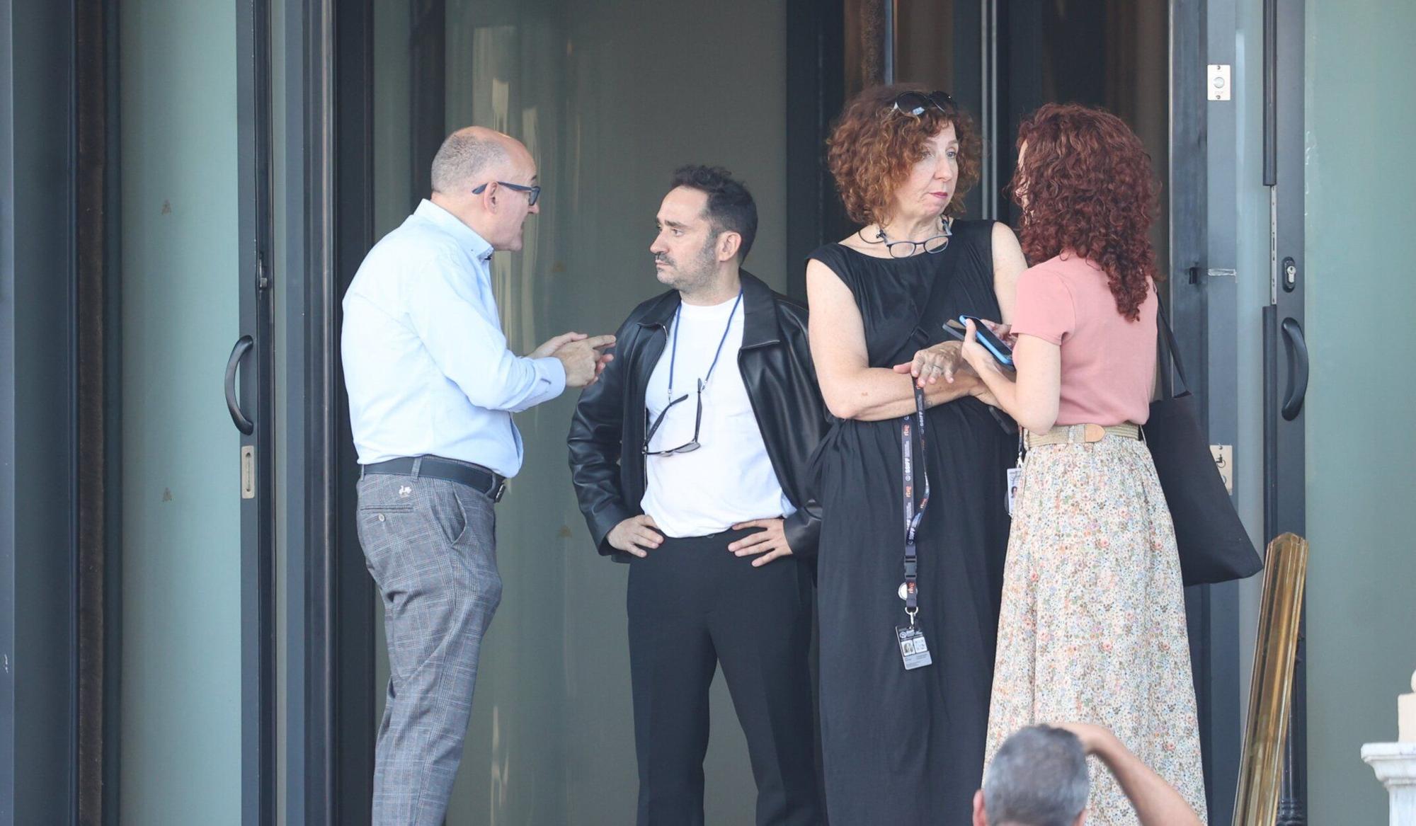 El director Juan Antonio Bayona, con el director del Zinemaldia, José Luis Rebordinos, a su llegada al Festival de Cine de Donostia