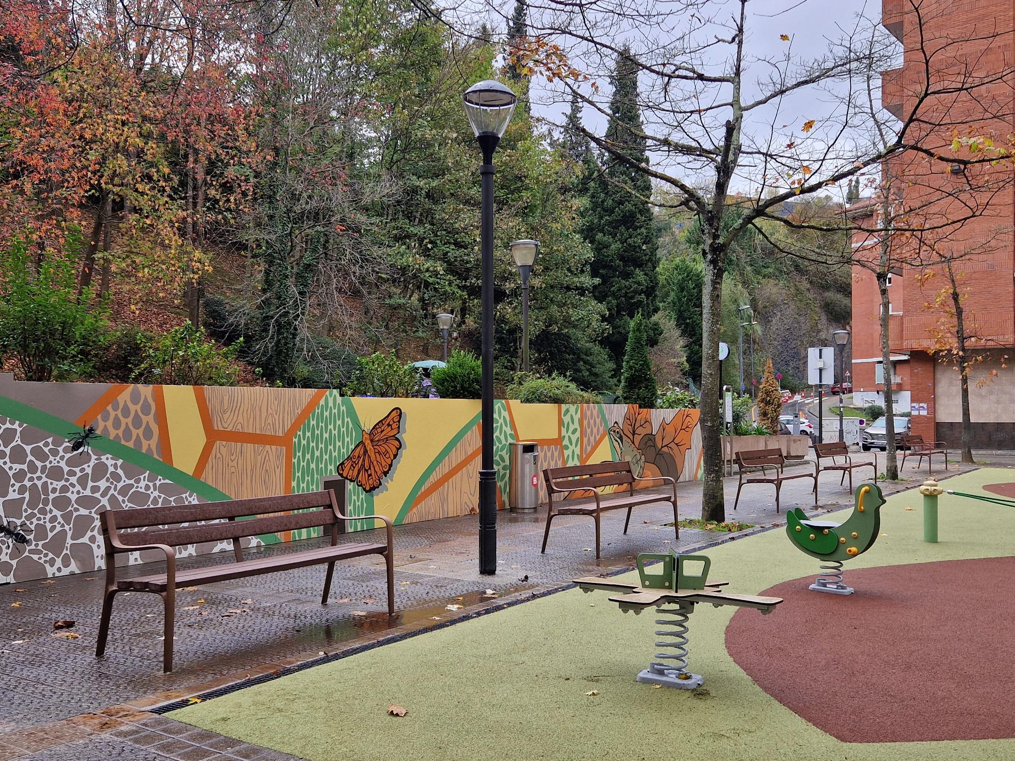Nuevos columpios en la Campa Ibaizabal en el barrio de La Peña