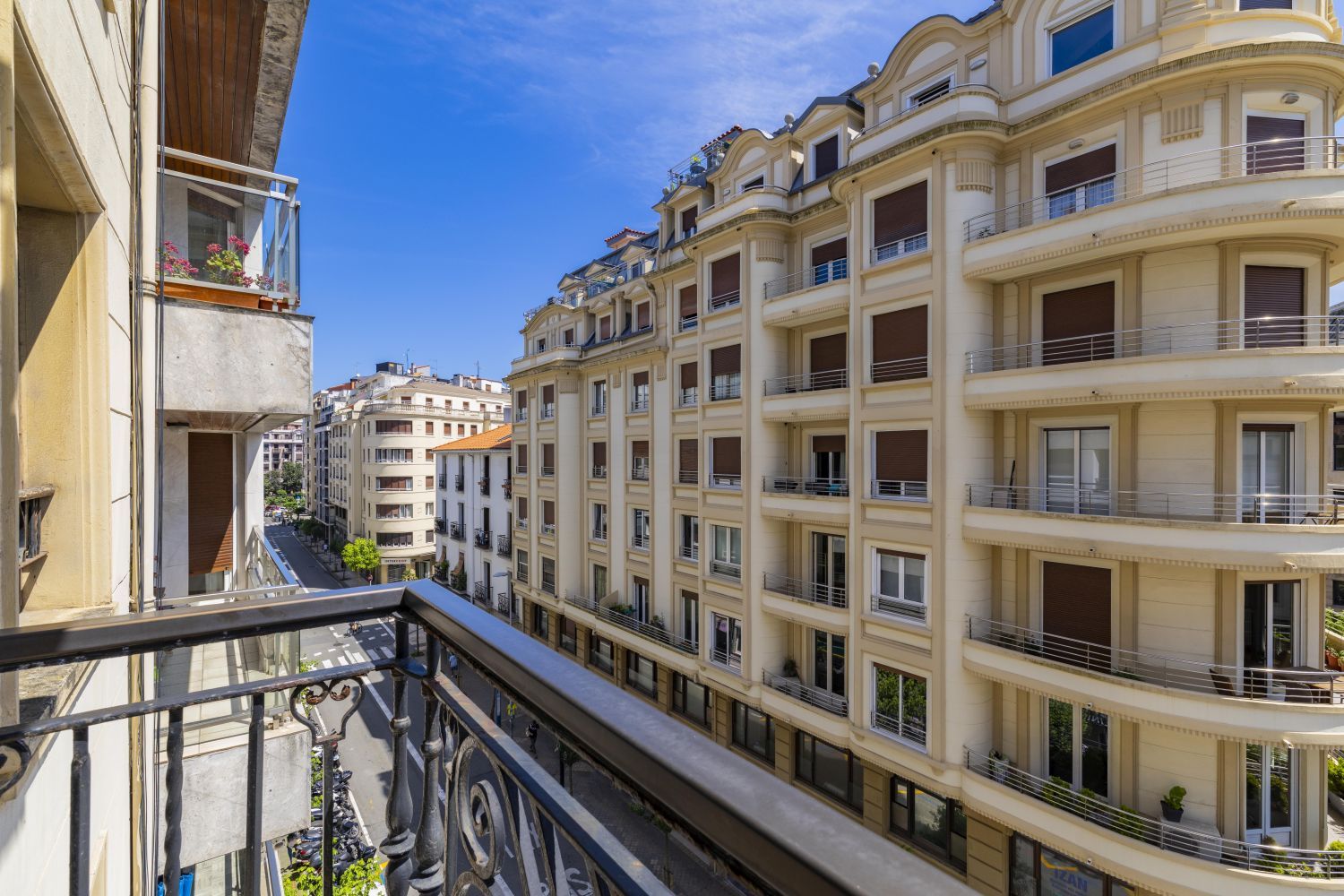 Vivir en el corazón de San Sebastián: espacio, luz y carácter en el Gros más exclusivo