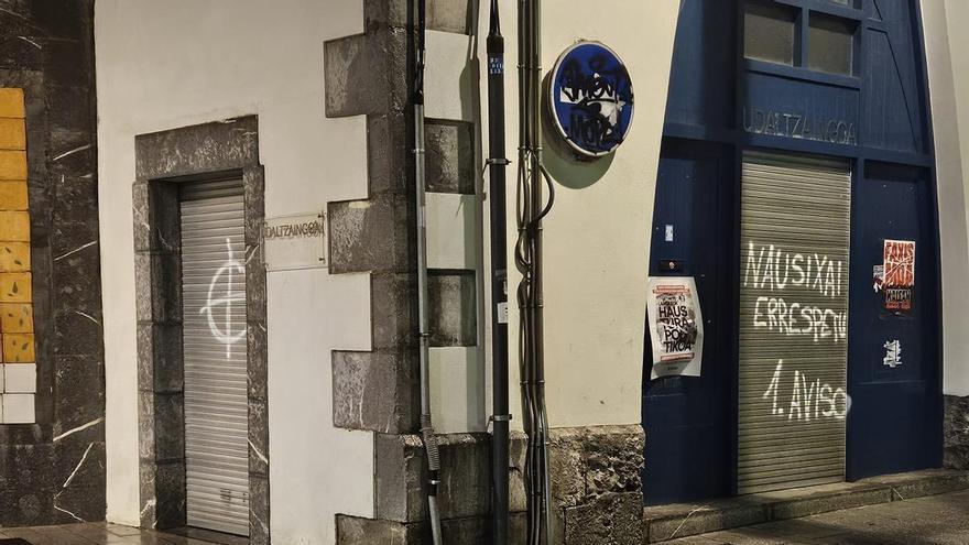 Vandalizan el coche de un agente local de Ondarroa y pintan una diana en la comisaría