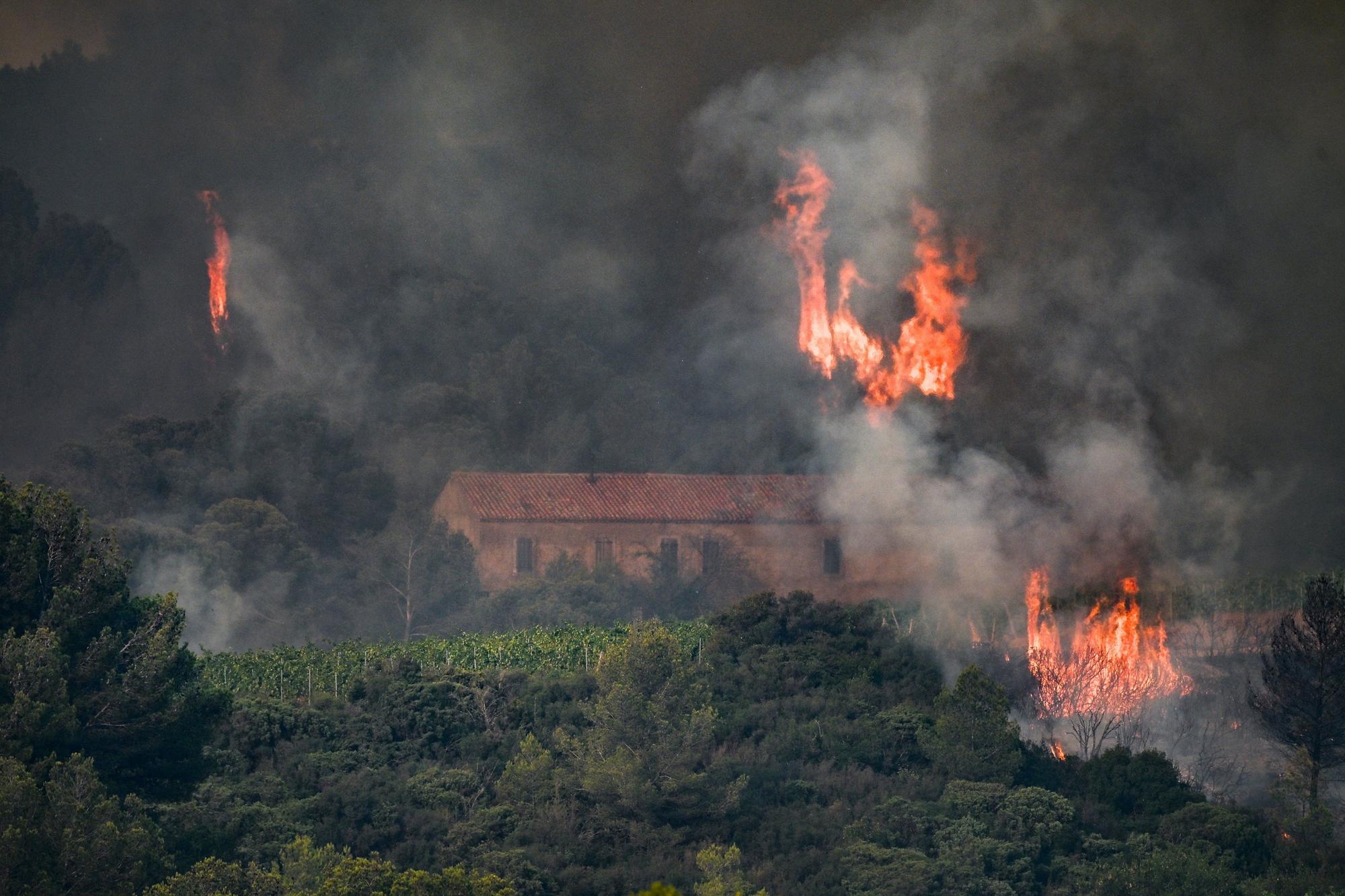 El fuego en el sur de Francia "ya no avanza" aunque sigue sin estar controlado
