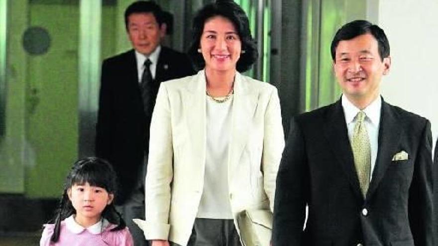 Naruhito se queda en Japón
