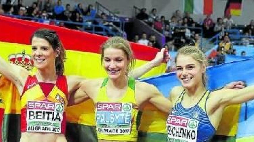 Ruth Beitia, consiguiendo (abajo) y celebrando (arriba) su plata en altura. Fotos: Efe