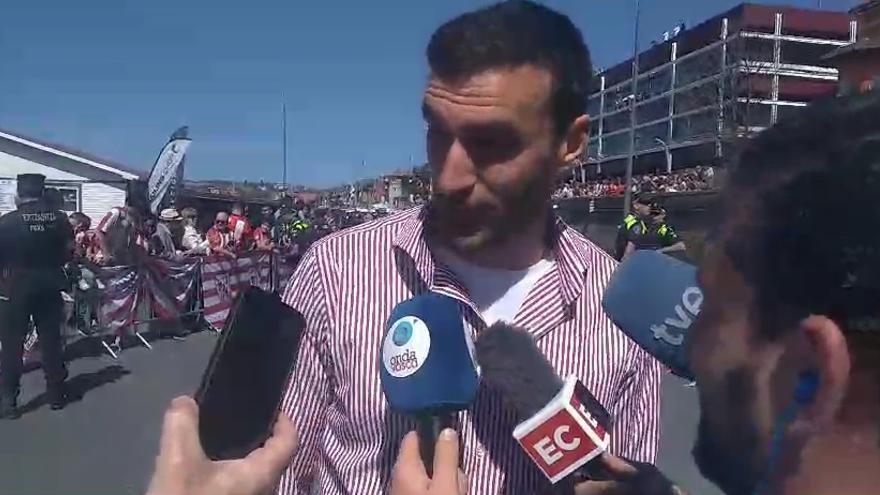Iñigo Lekue atiende a los medios antes de subir a la gabarra