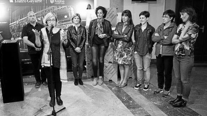 Grego Navarro explica en el hall del Gayarre las obras realizadas en el teatro.