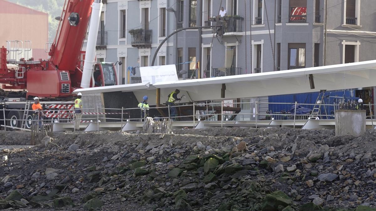 Montaje del primer tramo de la plataforma que unirá Barakaldo y Erandio