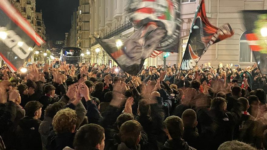Gran ambiente en Moyúa a la espera de la salida del Athletic