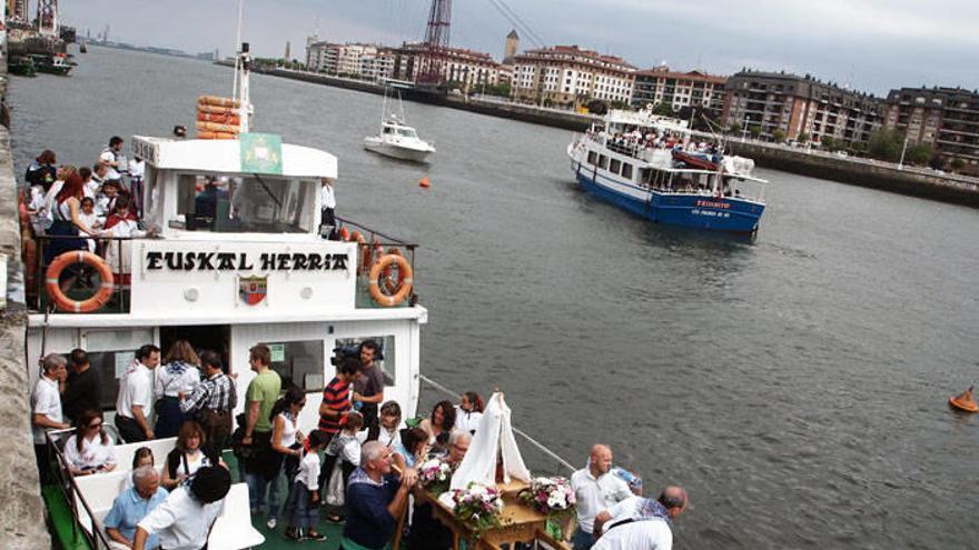 La Virgen a bordo del ‘Euskal Herria’ y a la derecha, los invitados por el Ayuntamiento, en el ‘Txinbito’. Fotos: T. de la Rosa