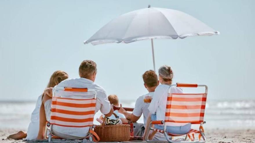 Olvídate de la sombrilla clásica: Decathlon tiene la mejor alternativa para los días de playa