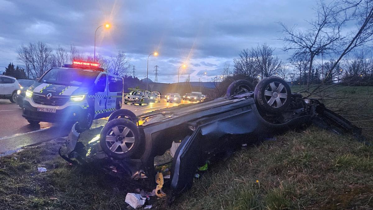 Imagen del vehículo siniestrado tras salirse de la vía en la PA-31