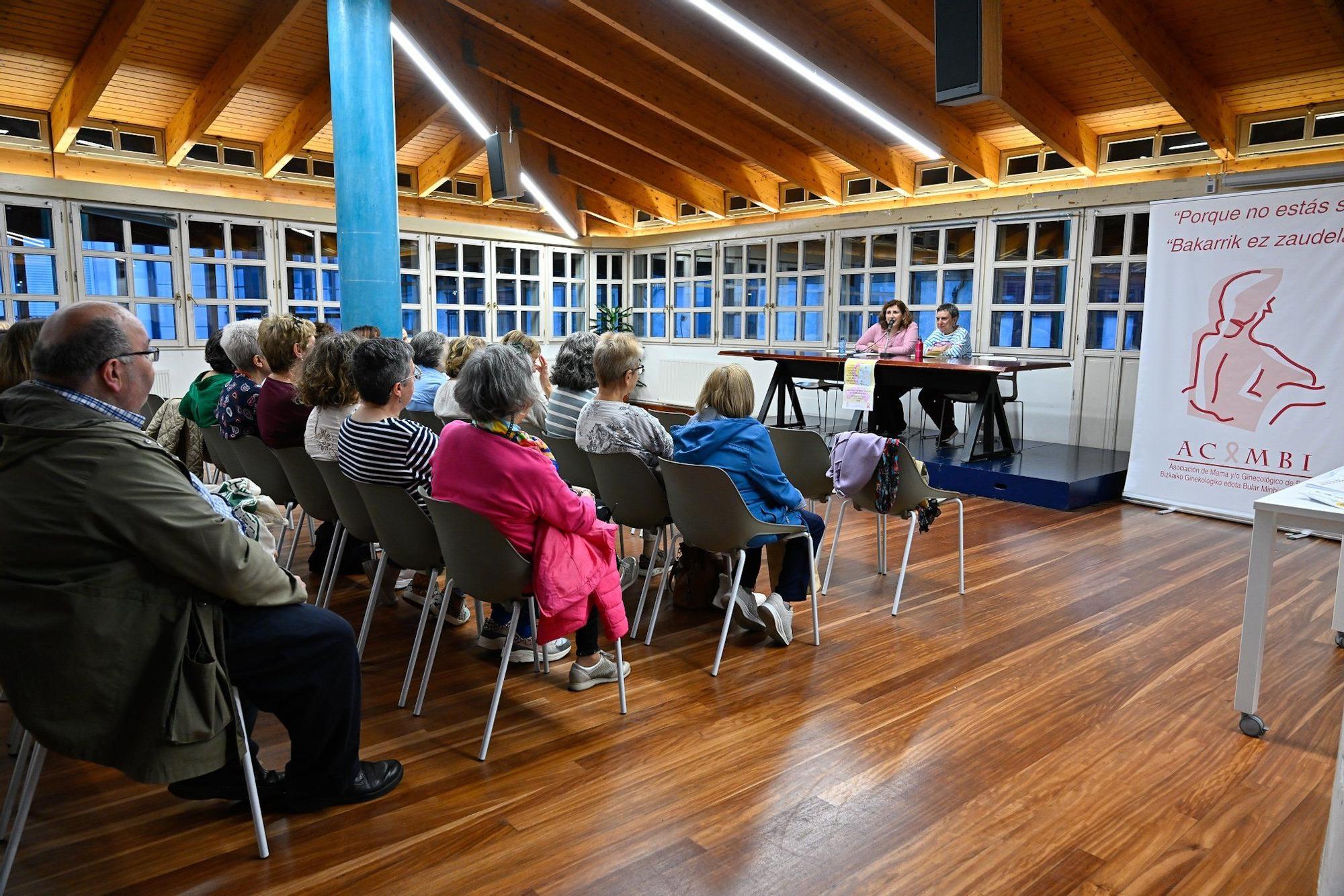 La sala Ganbara, del centro cívico de La Bolsa, durante la presentación de 'Quince meses de invierno'.