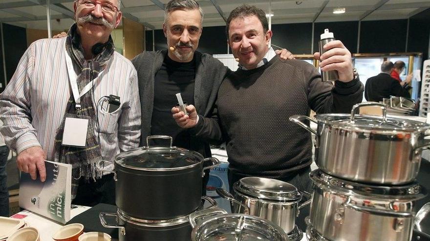 Los vascos Pedro Subijana y Martín Berasategui flanquean al cocinero catalán Sergi Arola.