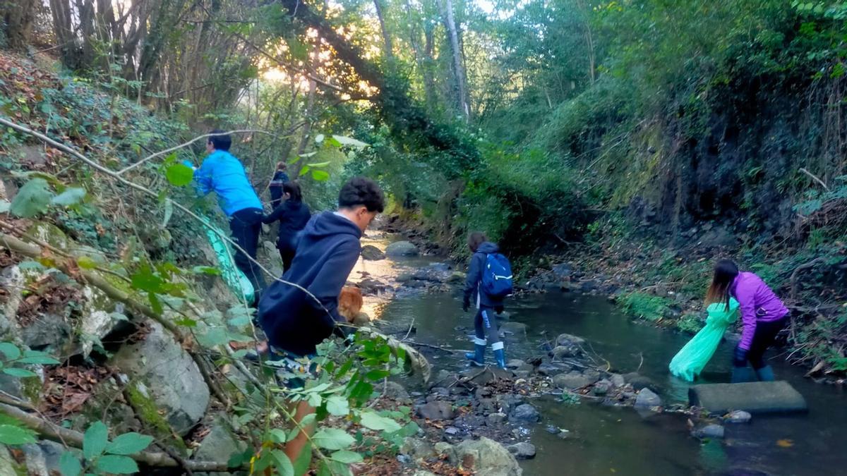 Limpieza del río en una pasada edición.