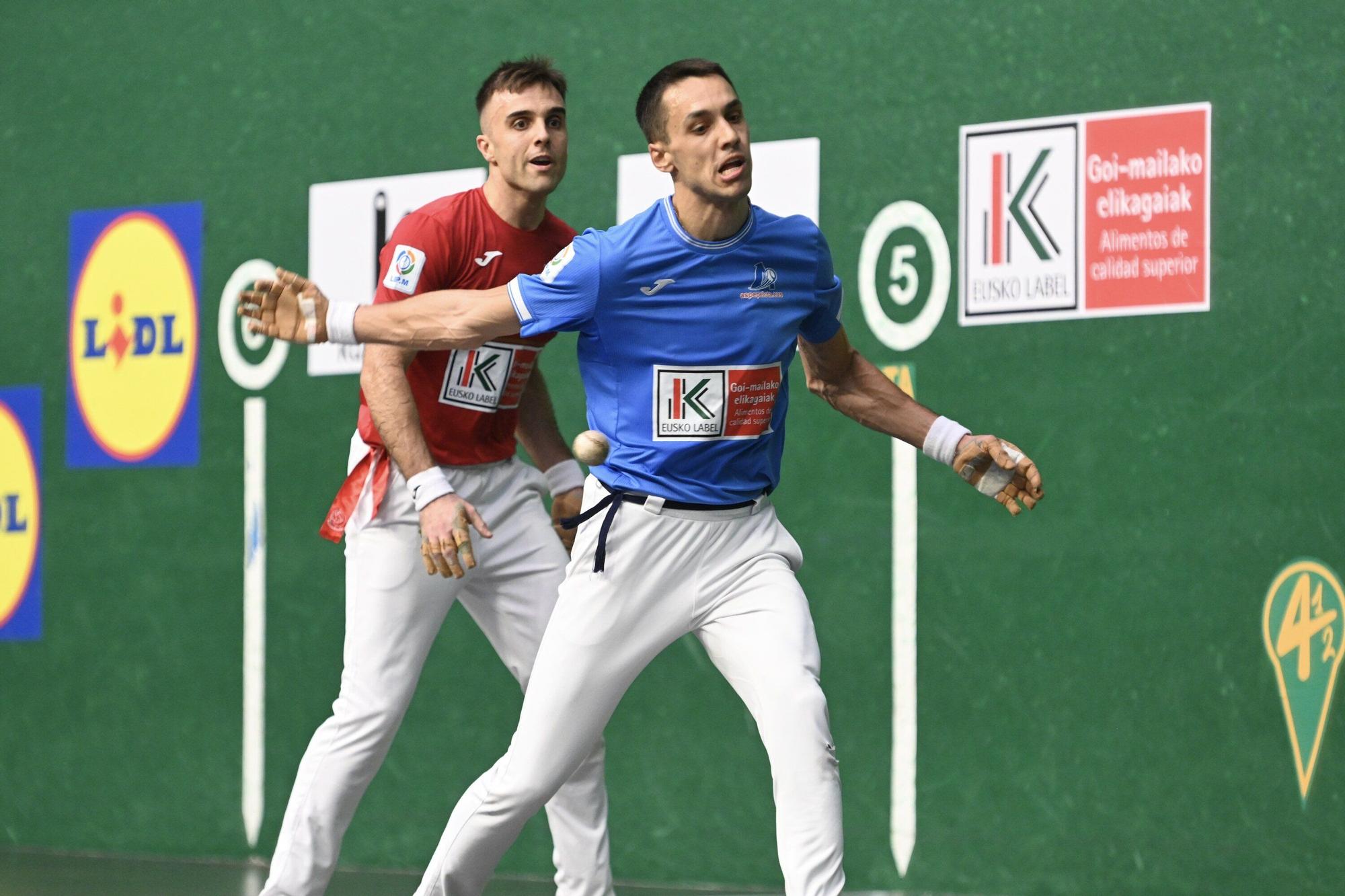 Javier Zabala vence a Jon Ander Peña en la segunda jornada de la liguilla de cuartos de final del Cuatro y Medio en Tolosa.