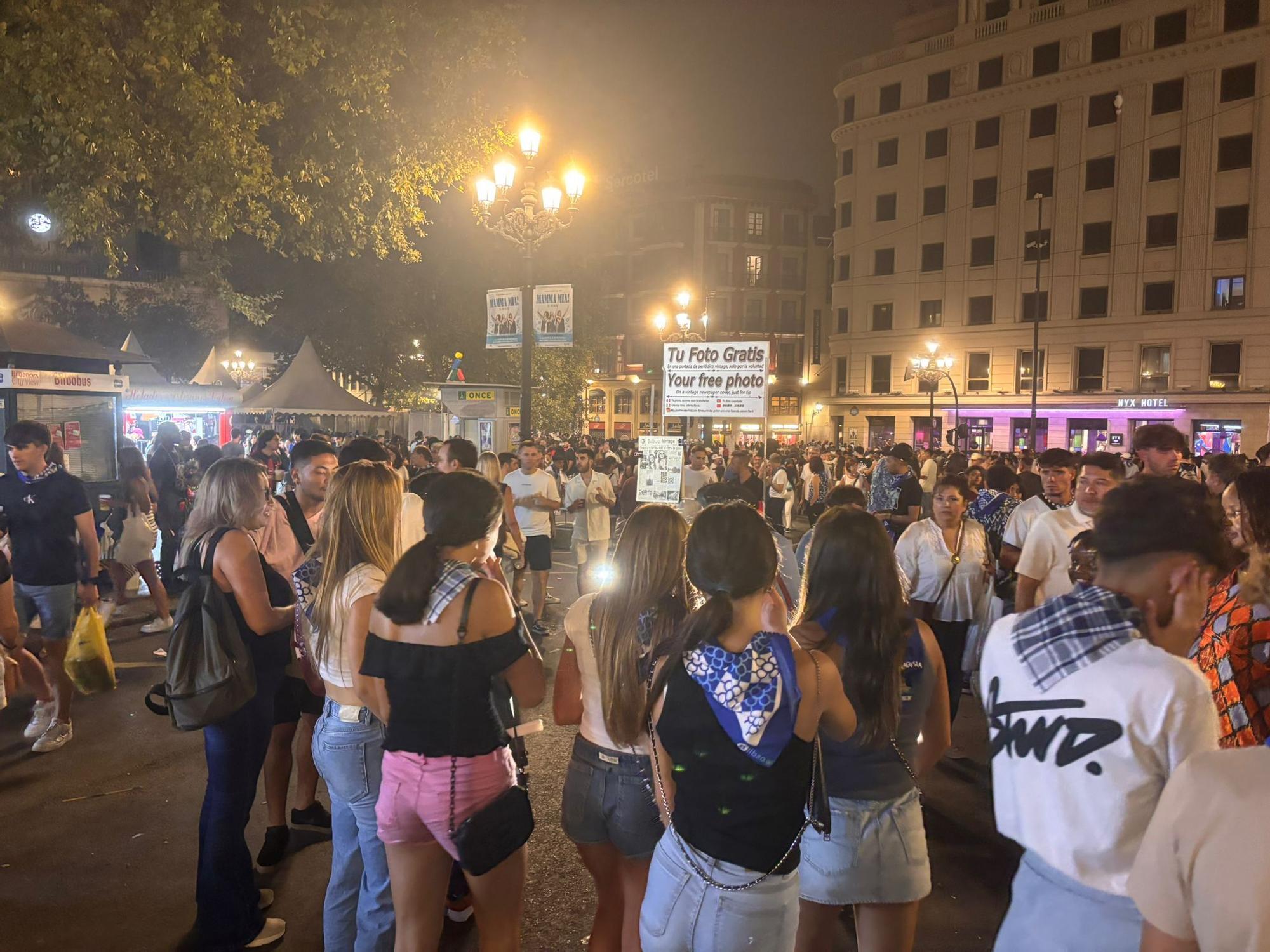 En imágenes: Bilbao se desborda en la primera noche de Aste Nagusia, con Abandoibarra pendiente de estrenar