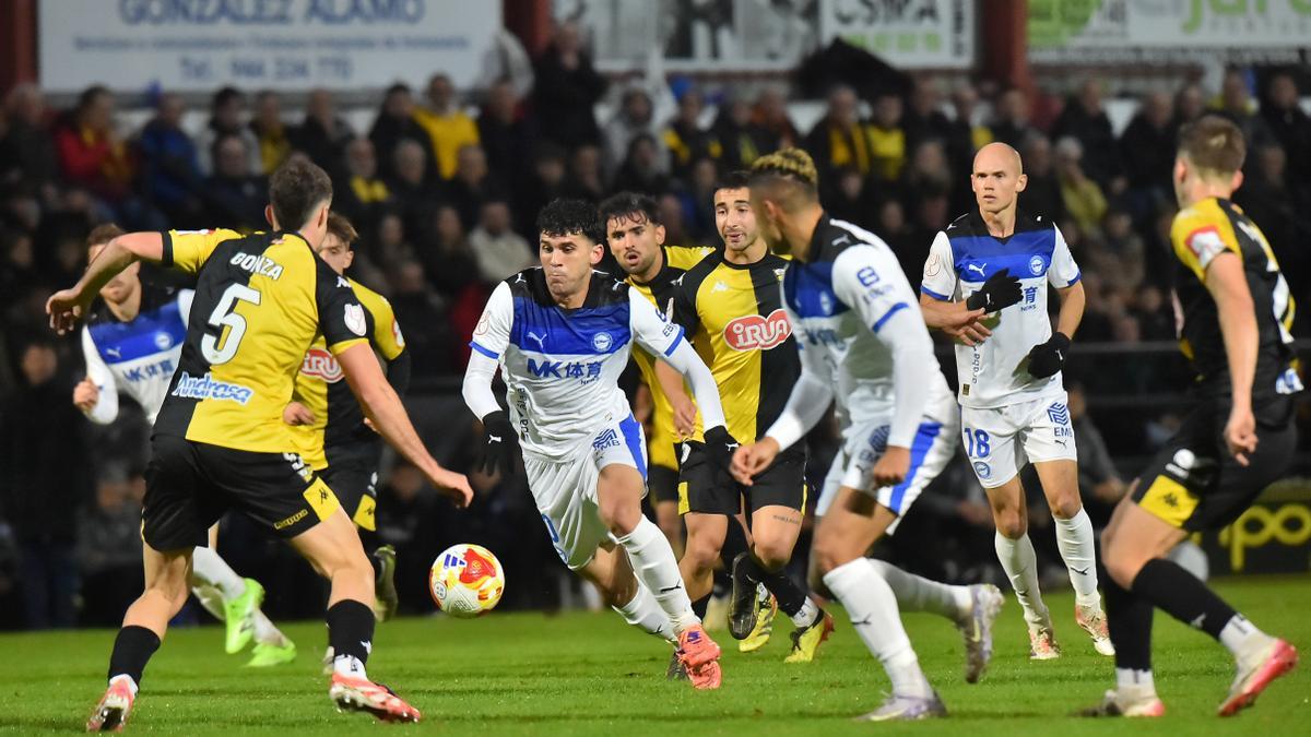 Aleñá, rodeado por varios jugadores del Portugalete