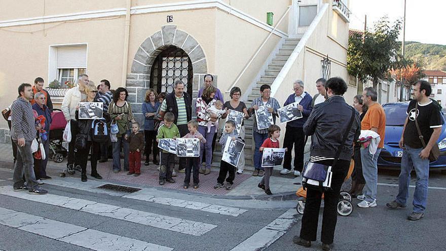 Varios vecinos se concentran en el cruce problemático con fotos de los accidentes.