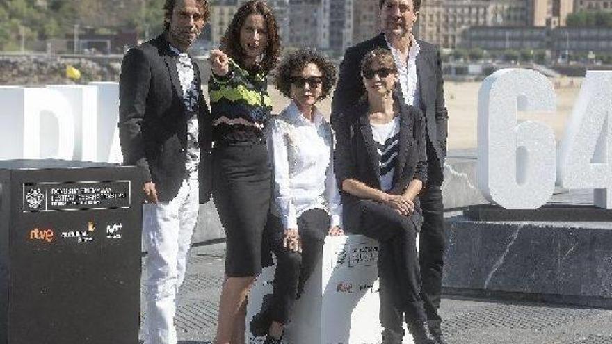 Jordi Mollá, Aitana Sánchez-Gijón, Celia Orós, Leonor Watling y Javier Bardem, ayer en Donostia.