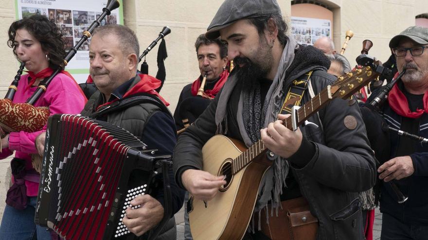El XIV Aitzina Folk agota en horas las invitaciones de su apertura y anuncia el regreso histórico de Natxo de Felipe