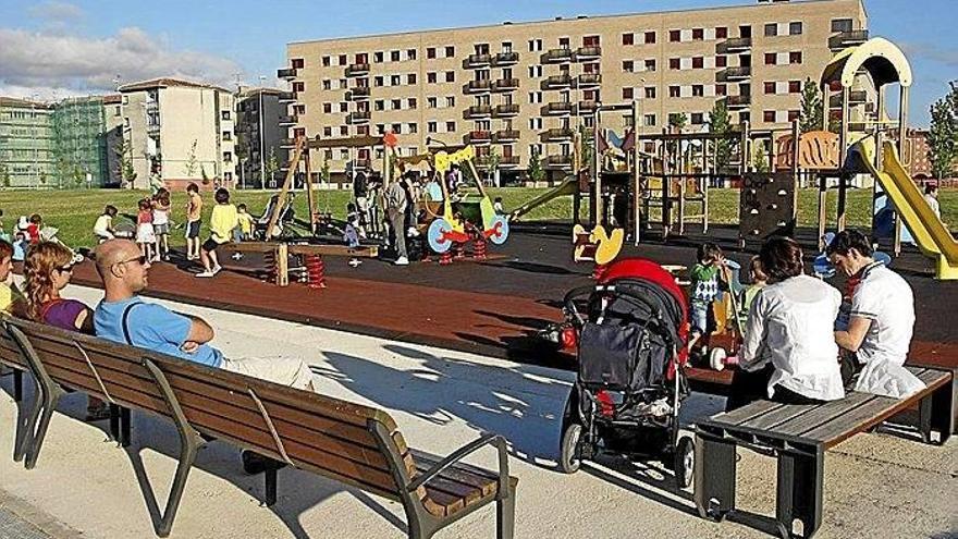 Padres y madres con sus hijos en un parque de Buztintxuri.