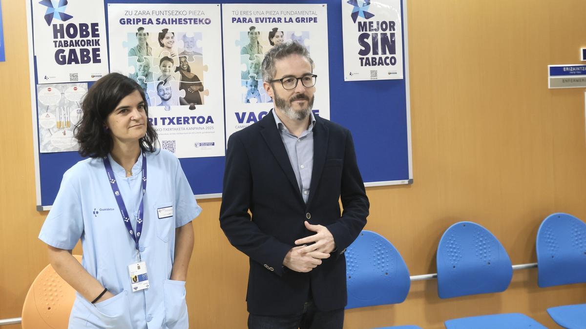 María Moya, coordinadora de vacunación de la OSI Araba, junto al viceconsejero Gontzal Tamayo.