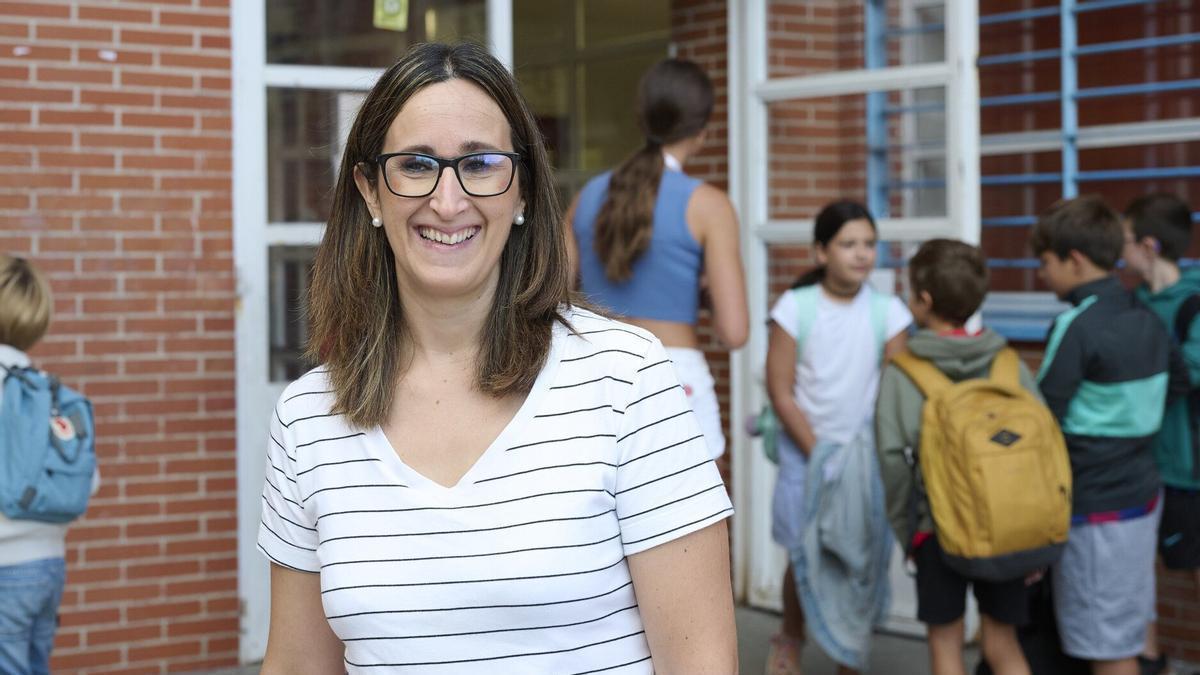 La directora del CP Erreniega de Zizur, Nera Gartzia, el primer día de clases este jueves.