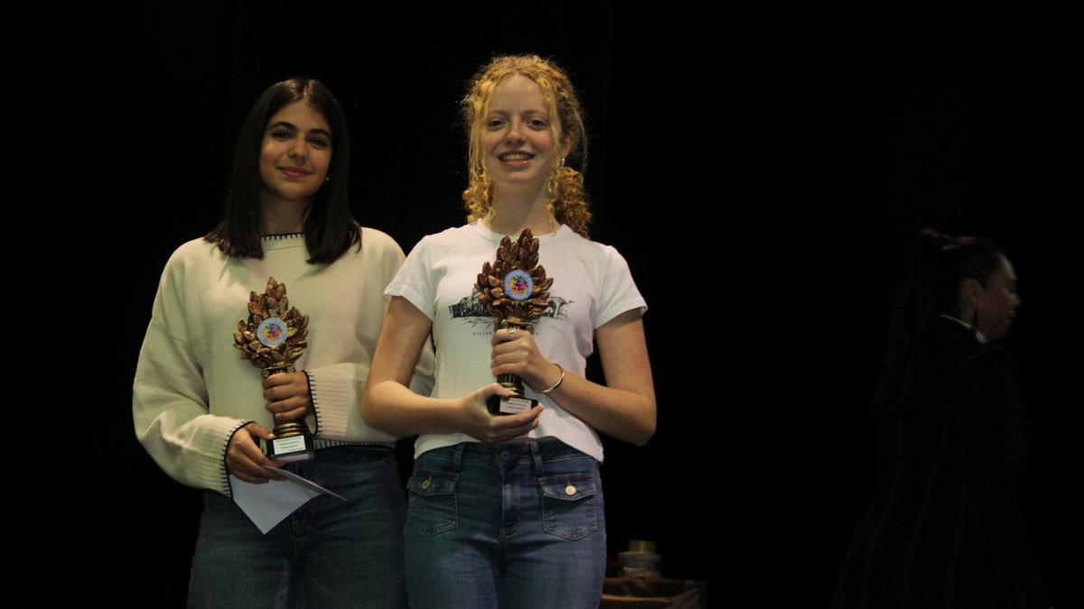 Castejoneras ganadoras del premio a la primera pareja local.