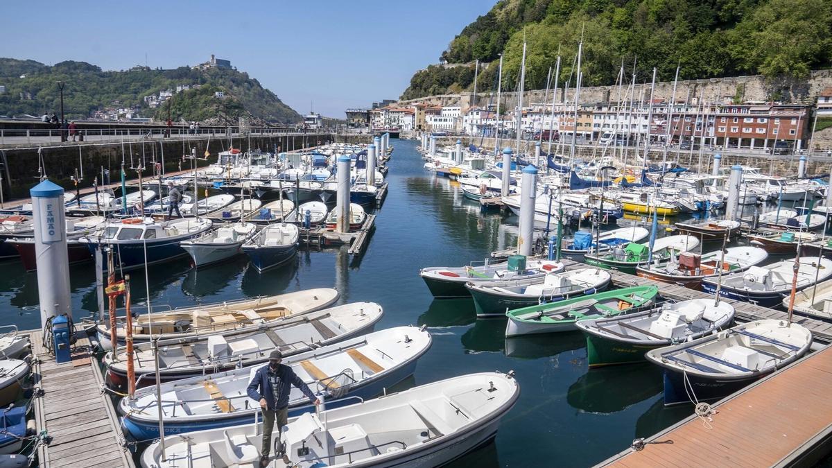 El muelle de Donostia con varias embarcaciones.