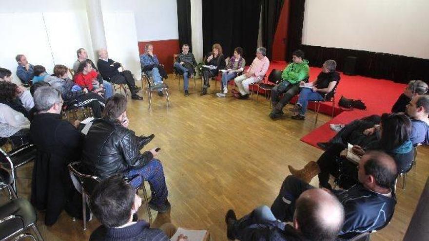 Asociaciones de vecinos, comerciantes y particulares, reunidos ayer en la Tenecia de Alcaldía para coordinar las acciones en favor de los afectados.