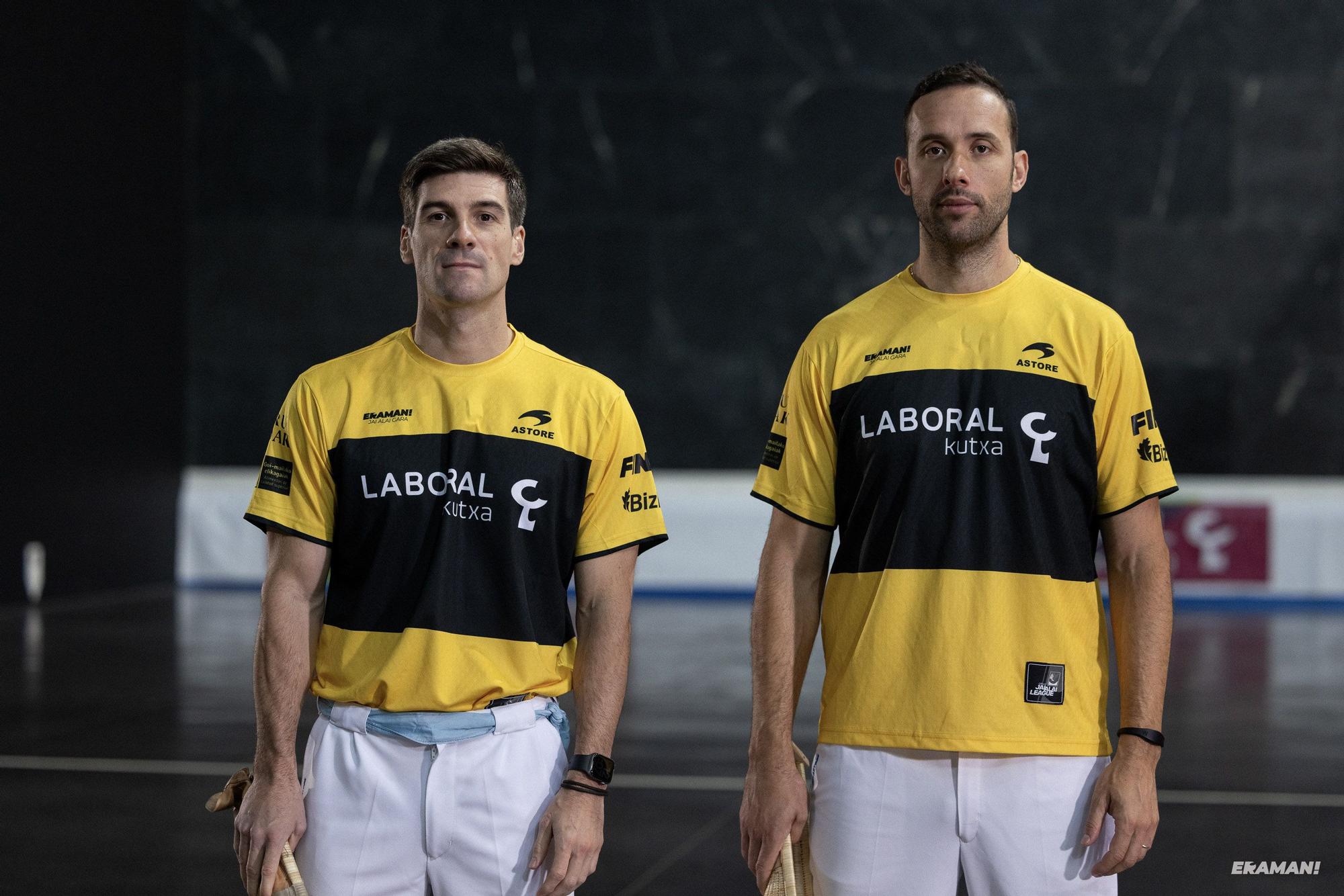 Barandika-López y Urreisti-Basque eligen material para la final de la Jai Alai League en el frontón Carmelo Balda de Donostia.