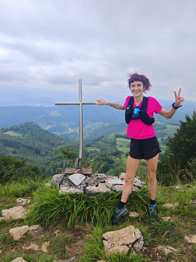 Paula en la cima de Herniozabal