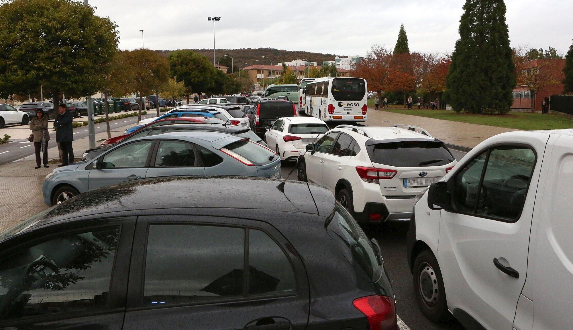 Movilización vecinal en la Txantrea contra los coches mal aparados a la salida del colegio
