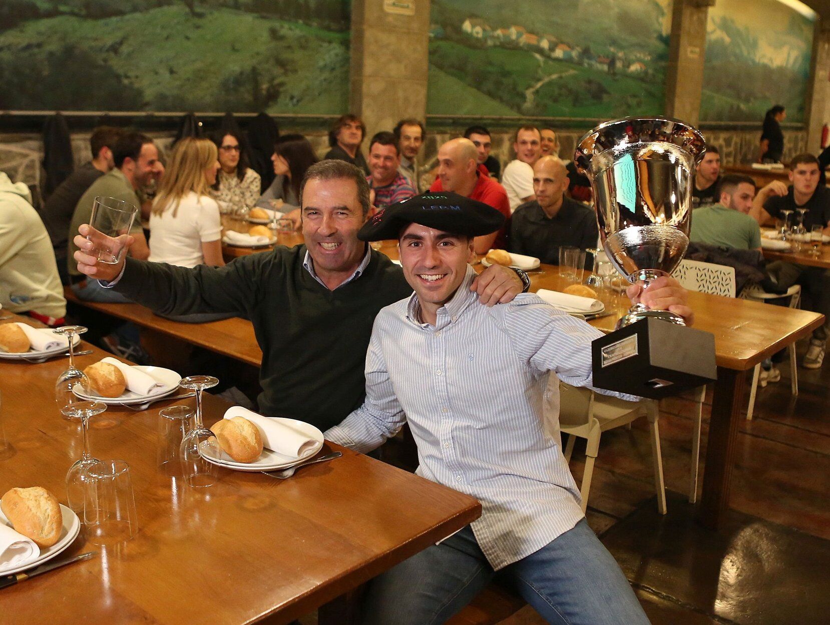 La celebración de la victoria de Peio Etxeberria.