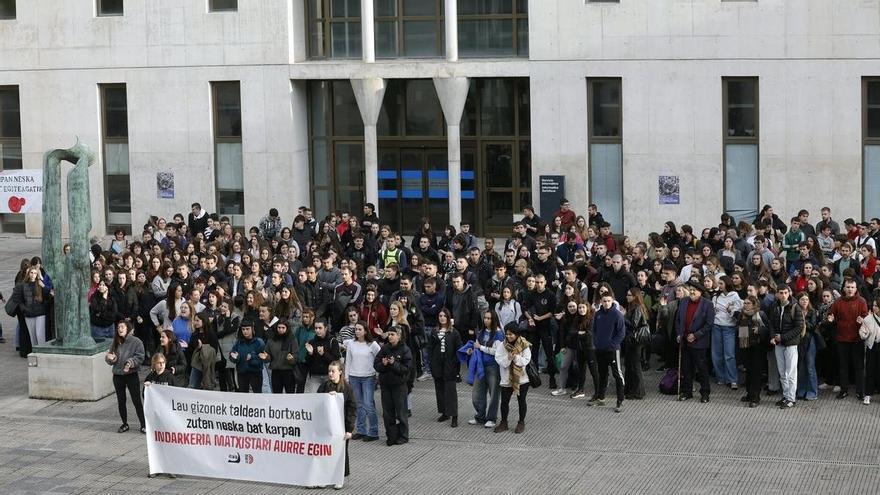 Colectivos y alumnado de la UPNA claman contra la agresión sexual denunciada en Pamplona