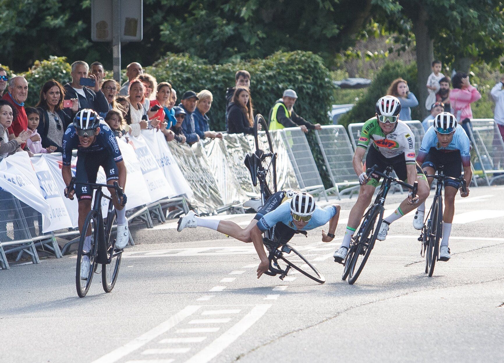 Imágenes de la llegada de la segunda etapa de la Vuelta a Pamplona