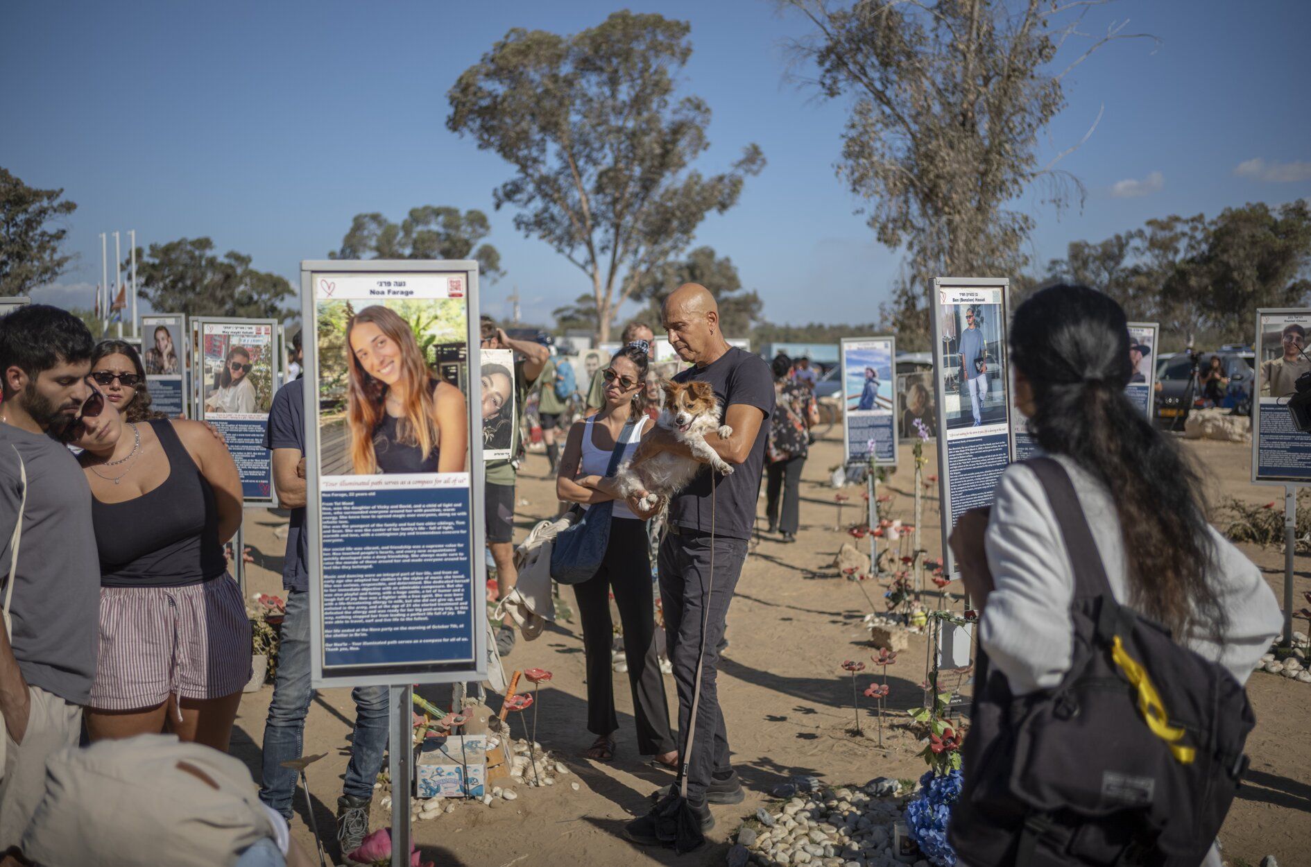 Familias israelíes visitan los monumentos conmemorativos en el recinto del festival de música Nova