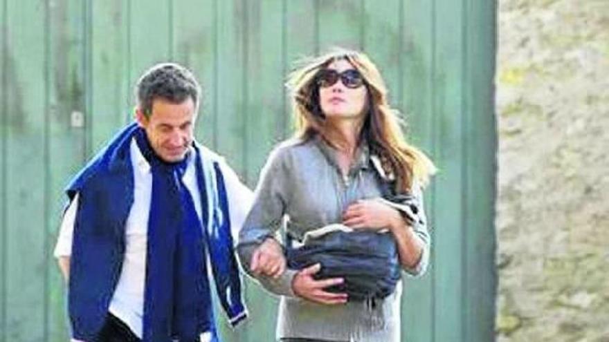 La estatua de Carla Bruni-Sarkozy llega al pueblo que la encargó