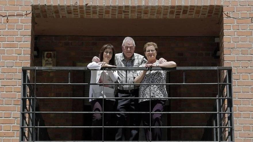 José Barrero, en el balcón de la casa consistorial desde el que lanzará el chupinazo de fiestas de Barañáin, acompañado por su mujer Mari Carmen Sánchez y su hija mayor Ana.