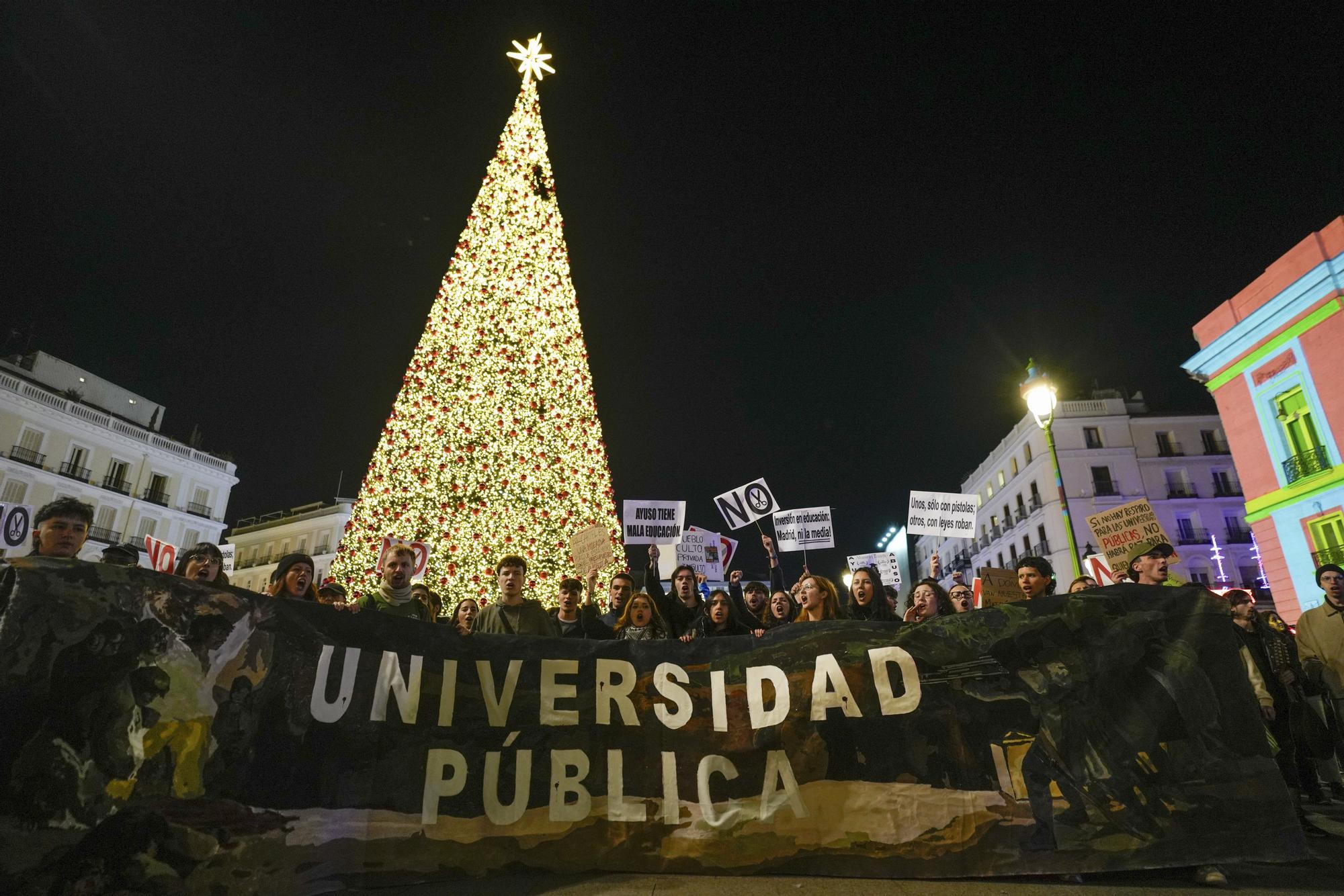 En imágenes: Miles de personas se manifiestan en Madrid contra la "asfixia" de las universidades públicas: "Ayuso privatiza, la uni agoniza"