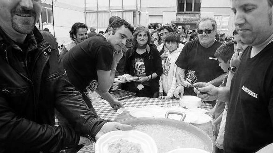 Paella, jolasak eta jai giroa nagusi Boskotarrak elkartearen festa egunean